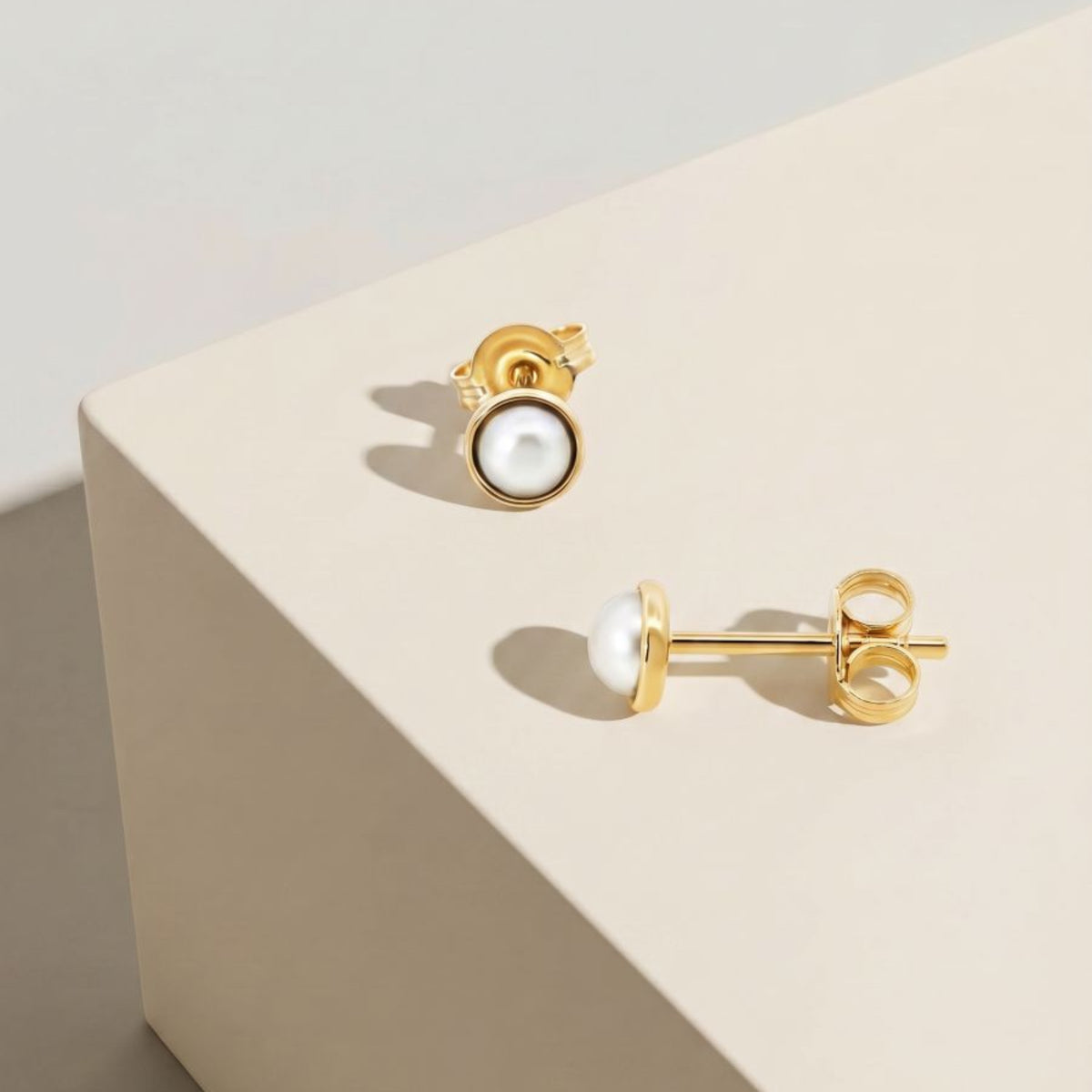 9ct Yellow Gold Pearl Earring With Gold Bezel