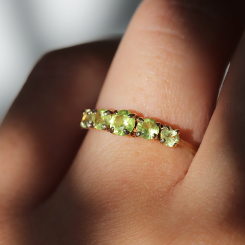 9ct Yellow Gold Graduating Peridot Ring - alternate view