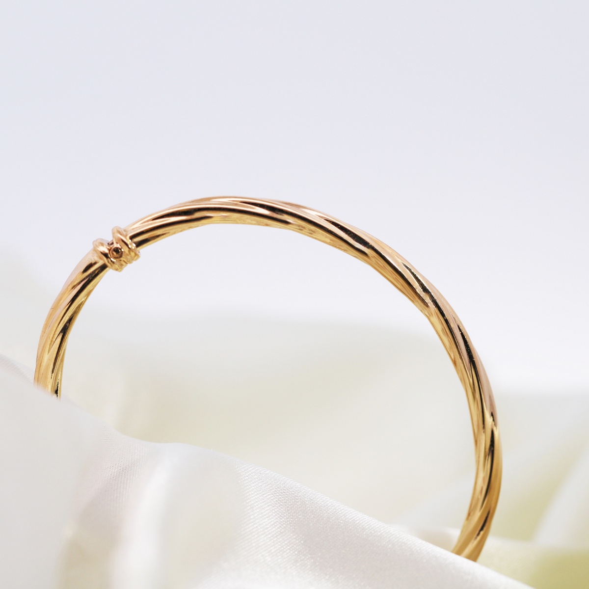 9ct Yellow Gold Oval Hinged Twist Bangle