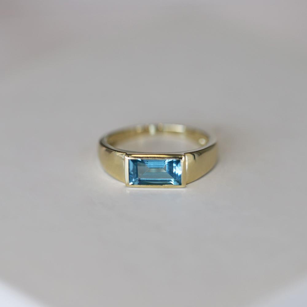 9ct Yellow Gold Rectangle Blue Topaz Ring